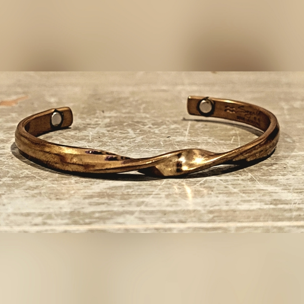 Magnetic cuff bracelet, Sergio Lub